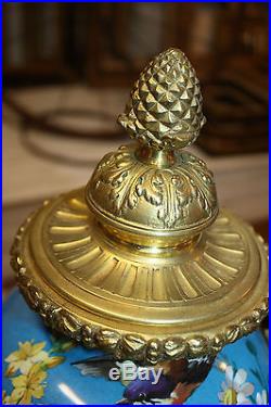 Pendule / garniture de cheminée en faïence et bronze de style Louis XVI