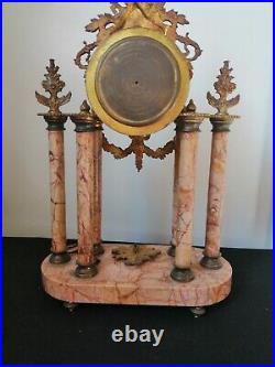 Pendule portique à colonnes en marbre rose de style Louis XVI