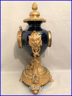 Pendule style Louis XVI bronze doré et porcelaine bleu de Sèvres époque XIX