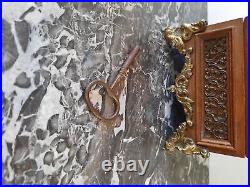 Pendule style louis XVI bois et bronze signée Pre Leurtier