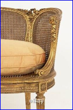 Petit canapé canné style Louis XVI en bois doré, vers 1880
