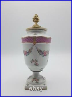 Petit vase avec son couvercle de style louis XVI en porcelaine esprit de Sevres
