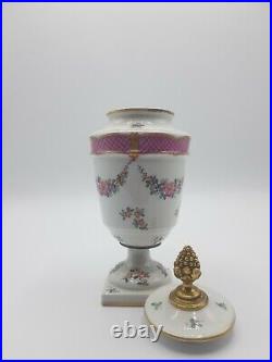 Petit vase avec son couvercle de style louis XVI en porcelaine esprit de Sevres