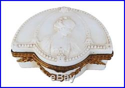 Petite boite vers 1880 style Louis XVI en biscuit