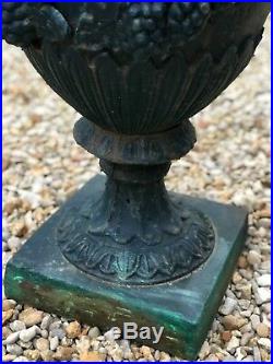 Pot a couvercle / potiche de jardin de style Louis XVI en fonte
