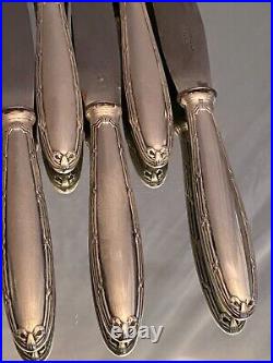 Suite de 12 grands couteaux manches en métal argenté style Louis XVI Christofle