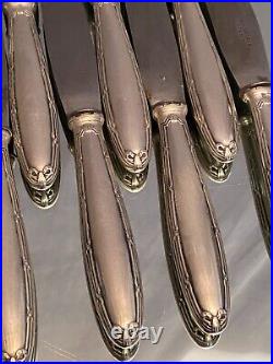 Suite de 12 grands couteaux manches en métal argenté style Louis XVI Christofle