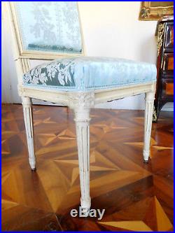 Suite de 8 chaises de salle à manger de style LOUIS XVI, garniture de soie bleue