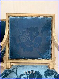 Suite de quatre fauteuils de style Louis XVI, bois laqué blanc et velours bleu