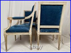 Suite de quatre fauteuils de style Louis XVI, bois laqué blanc et velours bleu