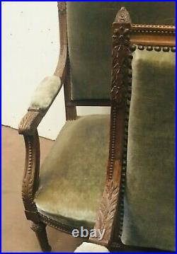 Suite de quatre fauteuils sculptée de style Louis XVI en bois noyer. XX siècle