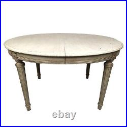Table à manger de forme ovale en bois laqué gris de style Louis XVI, vers 1900