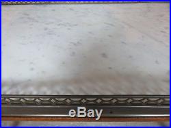Table basse teintée acajou à dessus de marbre cerclée de laiton style Louis XVI
