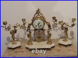 Tres Belle Garniture De Pendule En Bronze Dore Aux Amours De Style Louis XVI