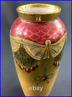 Vase en porcelaine de Limoges à décor style Louis XVI sur fond or signé Buisson