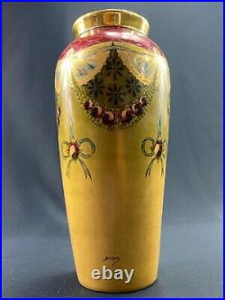 Vase en porcelaine de Limoges à décor style Louis XVI sur fond or signé Buisson