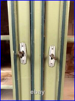 Vitrine trois portes vitrées de style Louis XVI en bois laqué vert rechampi bleu